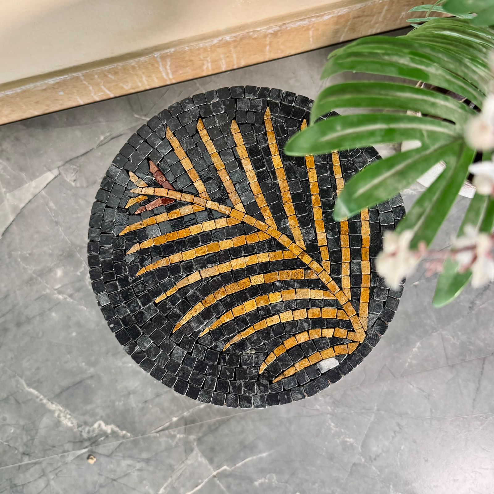 Leaf Mosaic Table (Black & Gold)